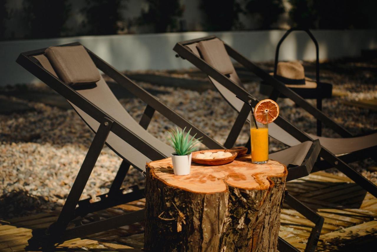 Отель A House In Estoril - Adults Only Экстерьер фото A tree stump table